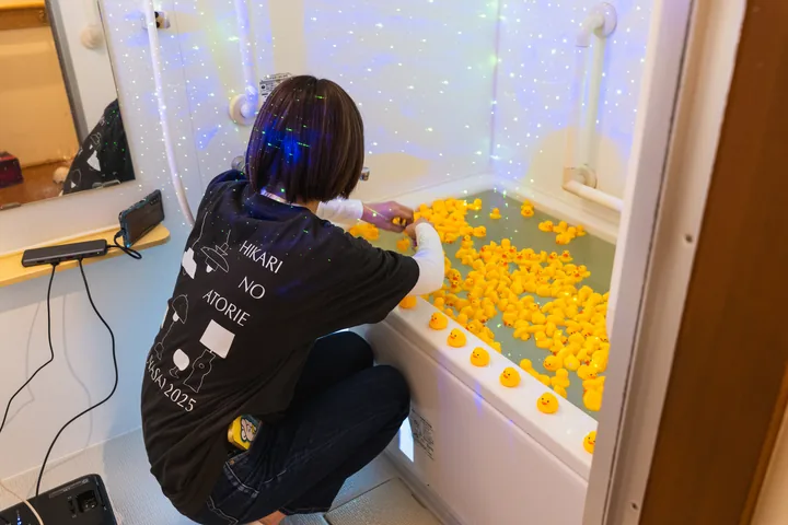 作品を準備するスタッフ